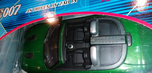MAQUETA james bond 007-1:18 Jaguar xkr roadster -