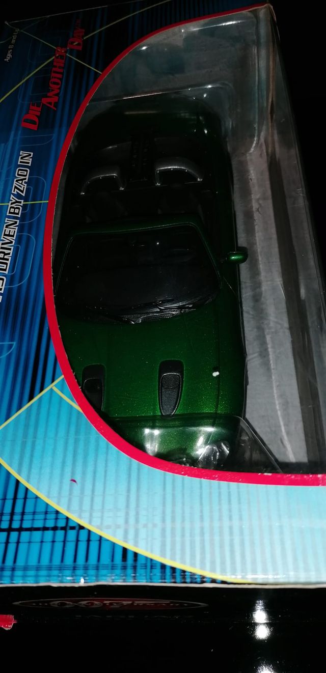 MAQUETA james bond 007-1:18 Jaguar xkr roadster -