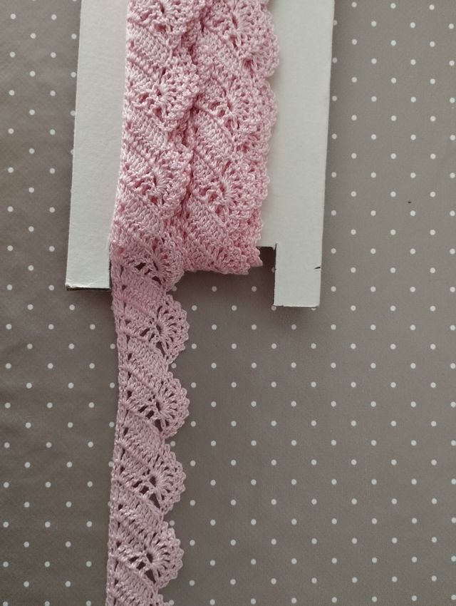 Puntilla perlé rosa hecha a mano.