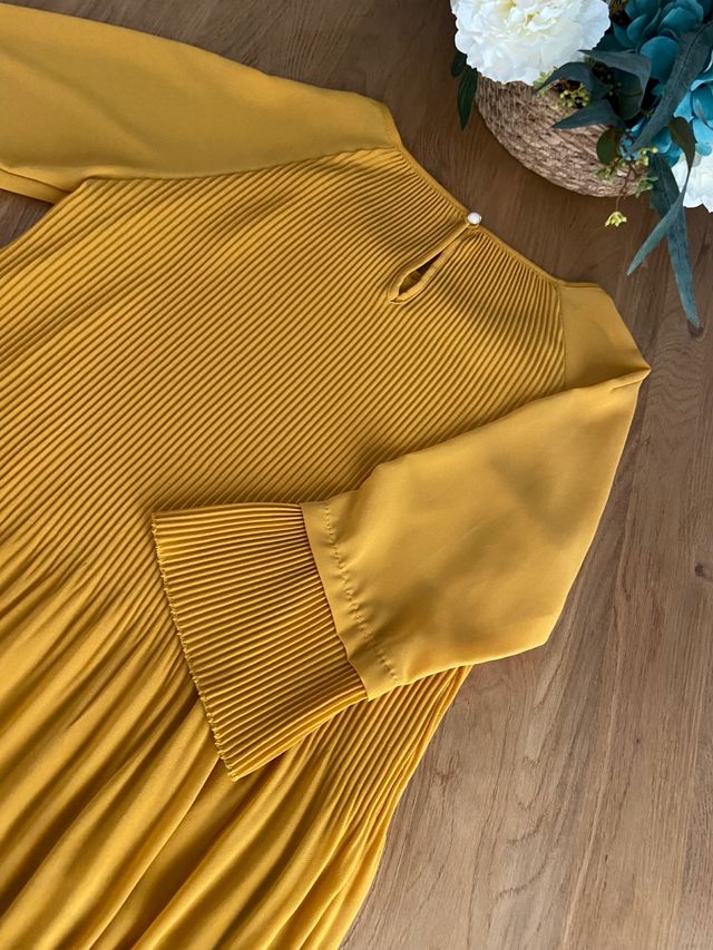 Blusa amarilla plisada de Zara nueva