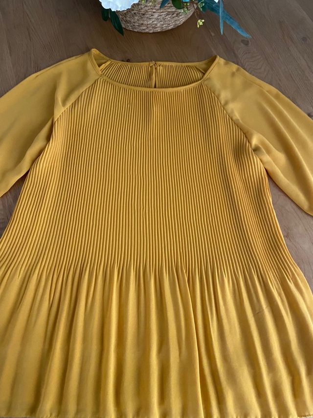 Blusa amarilla plisada de Zara nueva