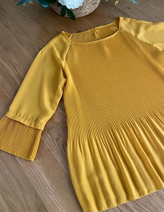 Blusa amarilla plisada de Zara nueva