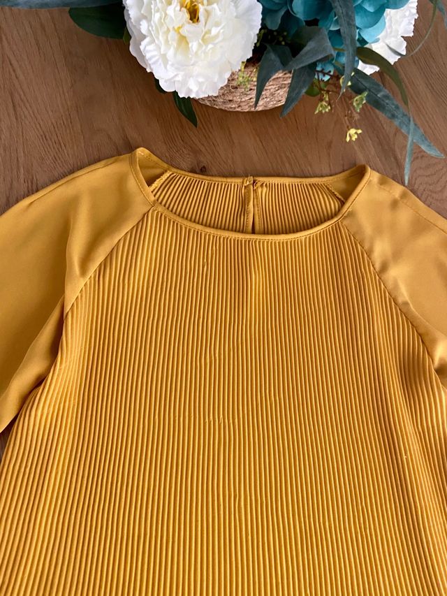 Blusa amarilla plisada de Zara nueva