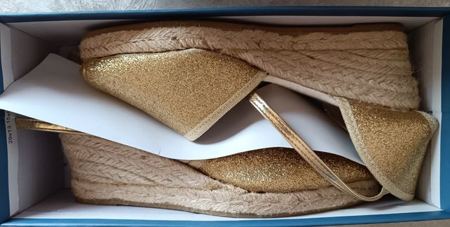 Alpargatas con cuña doradas