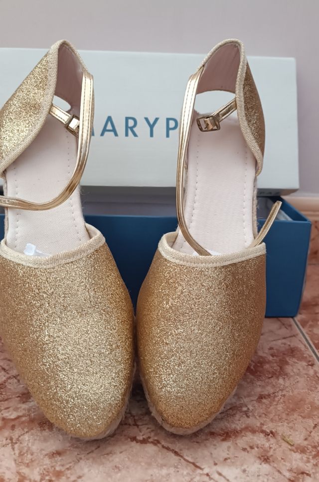 Alpargatas con cuña doradas