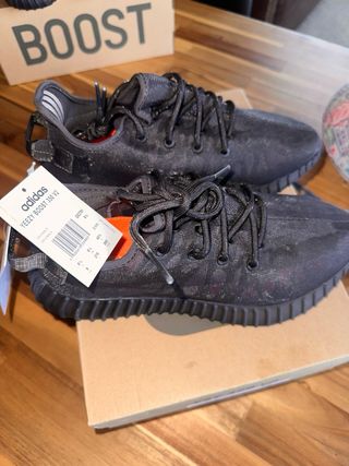 Yeezy 350 V2 mono cinder