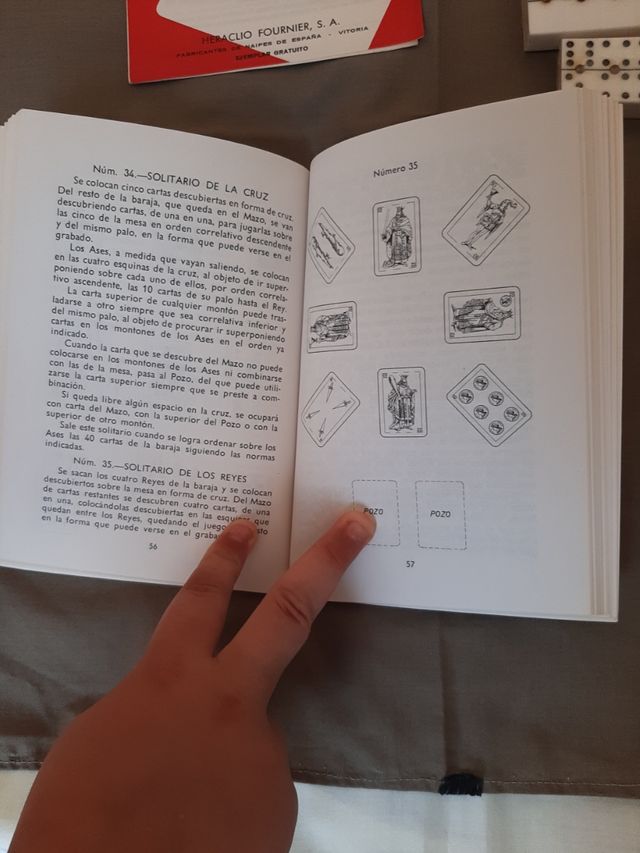 Libro de juegos solitarios y mini dominó