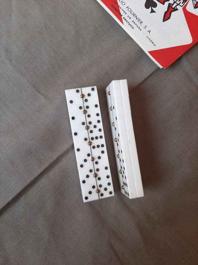 Libro de juegos solitarios y mini dominó