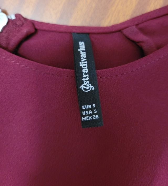 BLUSA DE TIRANTAS STRADIVARIUS.