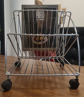 Revistero vintage en inox con ruedines