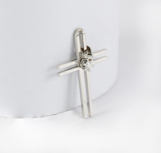Colgante cruz en oro blanco 18k con brillante