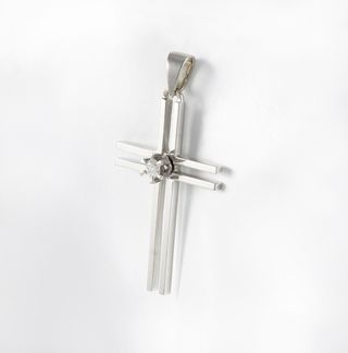 Colgante cruz en oro blanco 18k con brillante