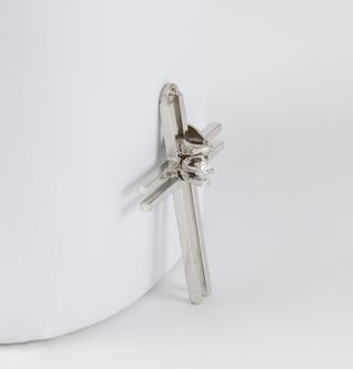 Colgante cruz en oro blanco 18k con brillante