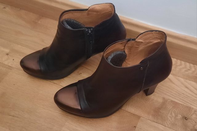 Botines de piel marrón. Hispanitas. Talla 38