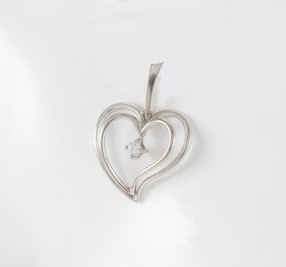 Colgante corazón en oro blanco 18k con brillante
