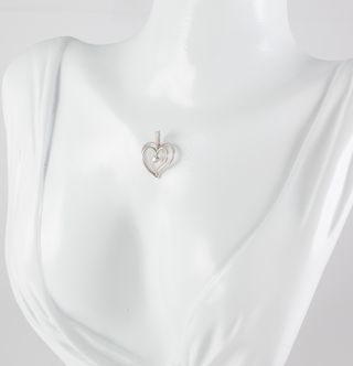 Colgante corazón en oro blanco 18k con brillante