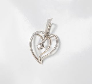 Colgante corazón en oro blanco 18k con brillante