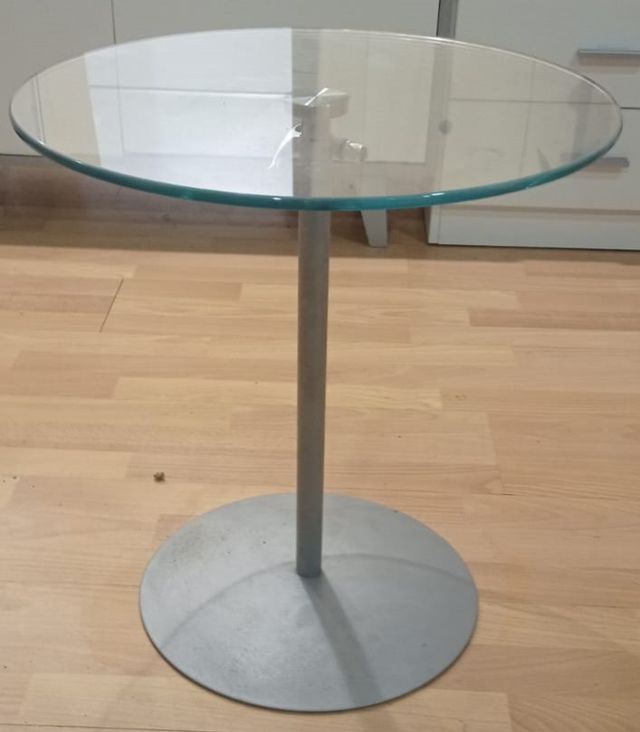 Mesa auxiliar de cristal.