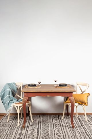 Mesa de comedor vintage de madera maciza