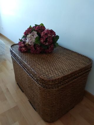 Mesa, cesta de RATTAN. Becara Alta Decoración