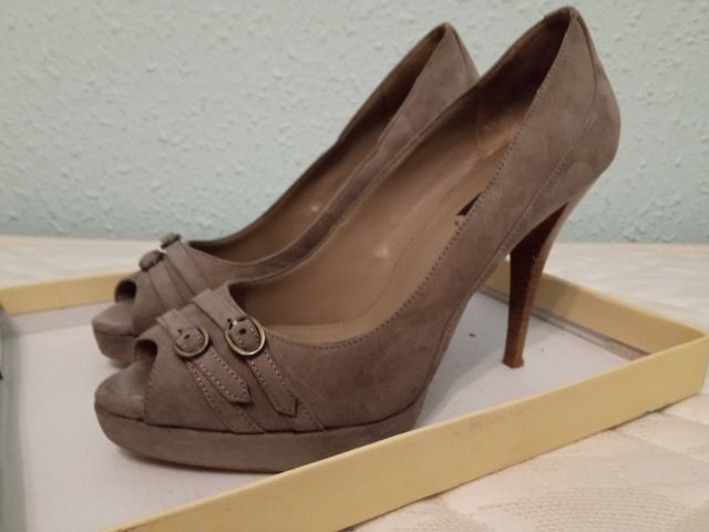 Zapatos beige de tacón con plataforma