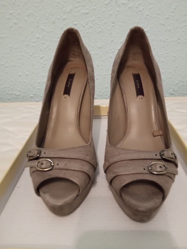 Zapatos beige de tacón con plataforma