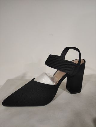 Tacones gruesos negros de punta sin usar- talla 36