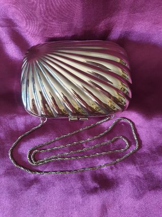 BOLSO DE FIESTA CLUTCH EN METAL PLATEADO.