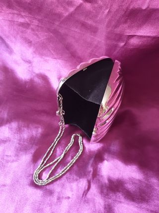 BOLSO DE FIESTA CLUTCH EN METAL PLATEADO.