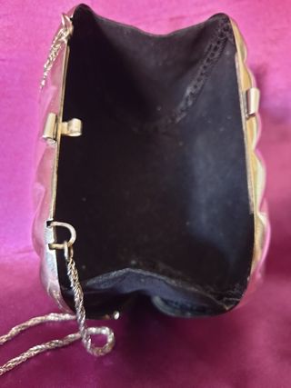 BOLSO DE FIESTA CLUTCH EN METAL PLATEADO.