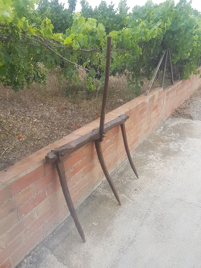 antigua horca para recojer paja con burro