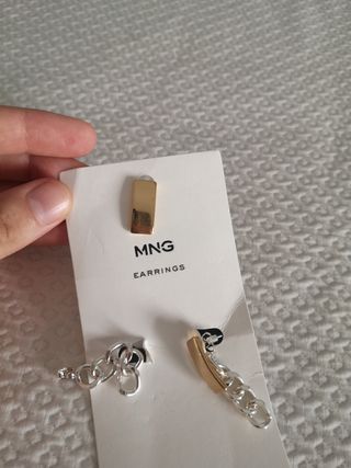 Pendientes dorados y plateados
