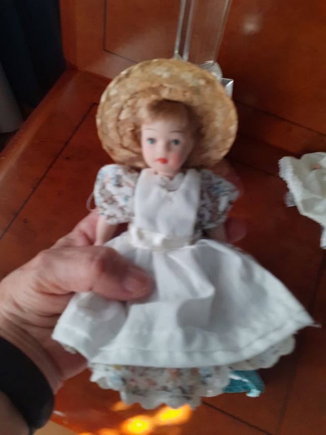 muñecas pequeñas de porcelana