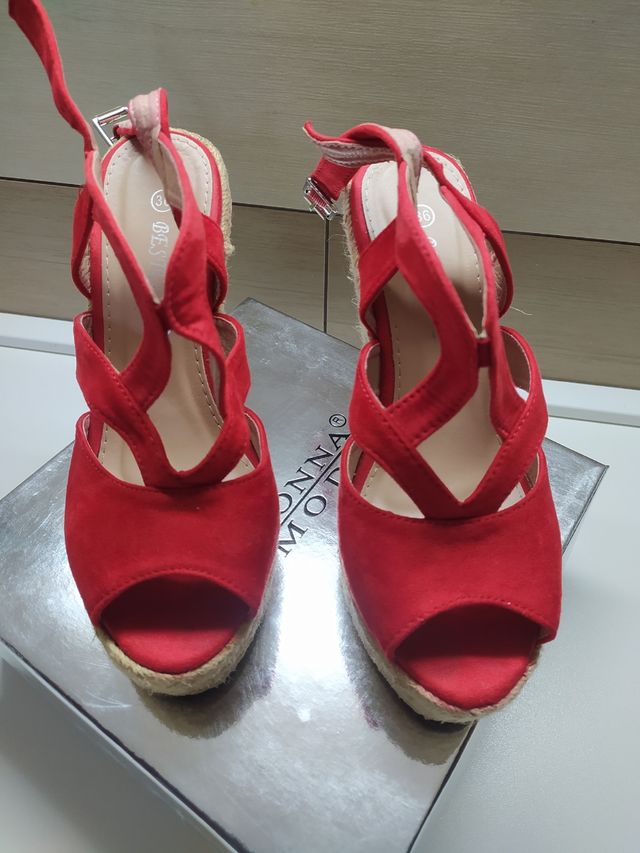 Scarpe con zeppa. Numero 36