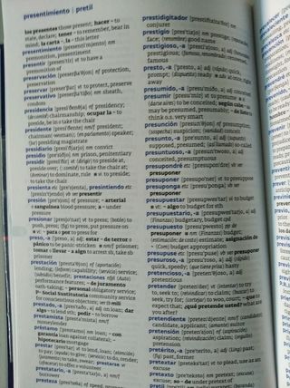 Diccionario inglés Collins compact plus.