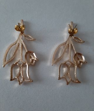 Pendientes dorados de flores medianos