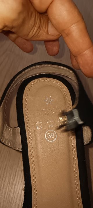 Sandalias de cuña negras.