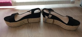 Sandalias de cuña negras.