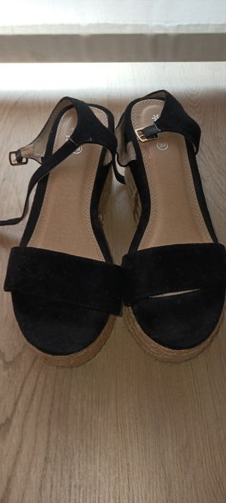 Sandalias de cuña negras.