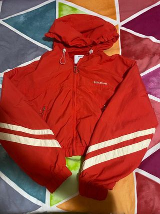 chaqueta roja Bershka 