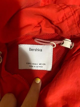 chaqueta roja Bershka 