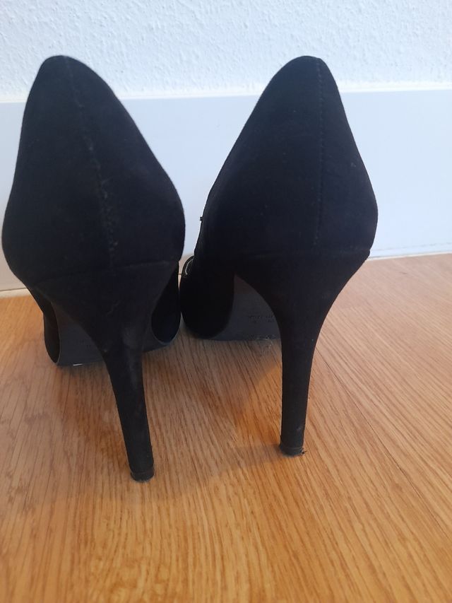 Tacones de ante negro. Talla 39