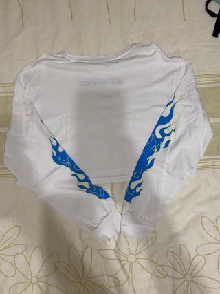 sudadera fina blanca con llamas