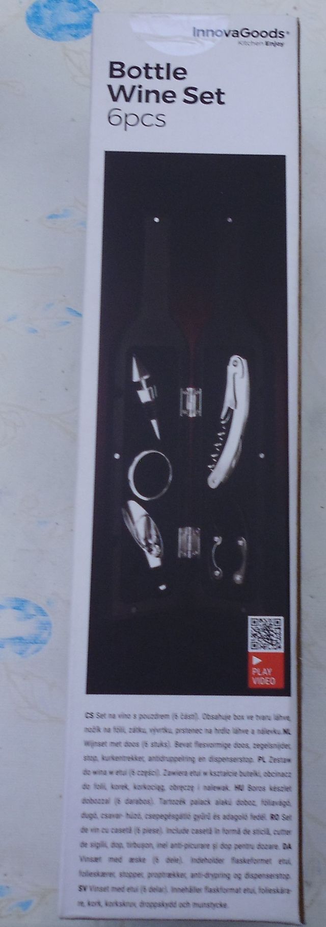 Estuche con forma de botella o caja con accesorios