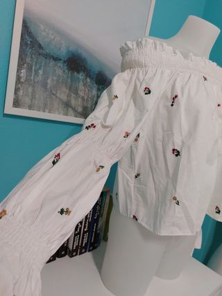 Preciosa blusa con bordados  de Zara