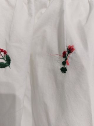 Preciosa blusa con bordados  de Zara
