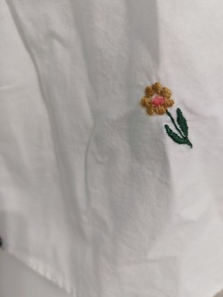 Preciosa blusa con bordados  de Zara