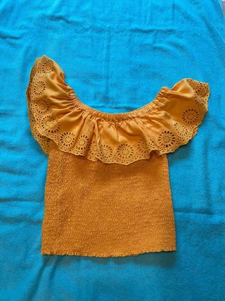 camiseta amarilla/ocre con hombro descubierto 