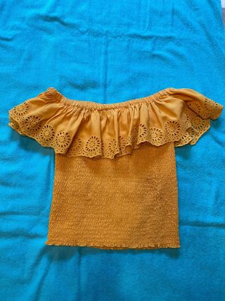 camiseta amarilla/ocre con hombro descubierto 
