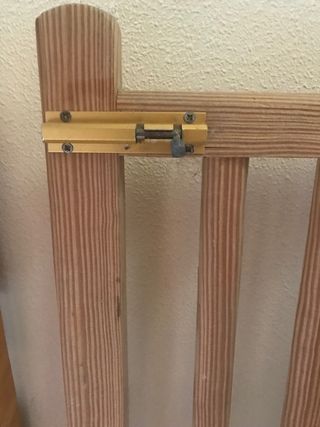 Puerta barrera de jardín o interior